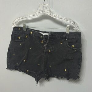 Embroidery detailed black denim shorts